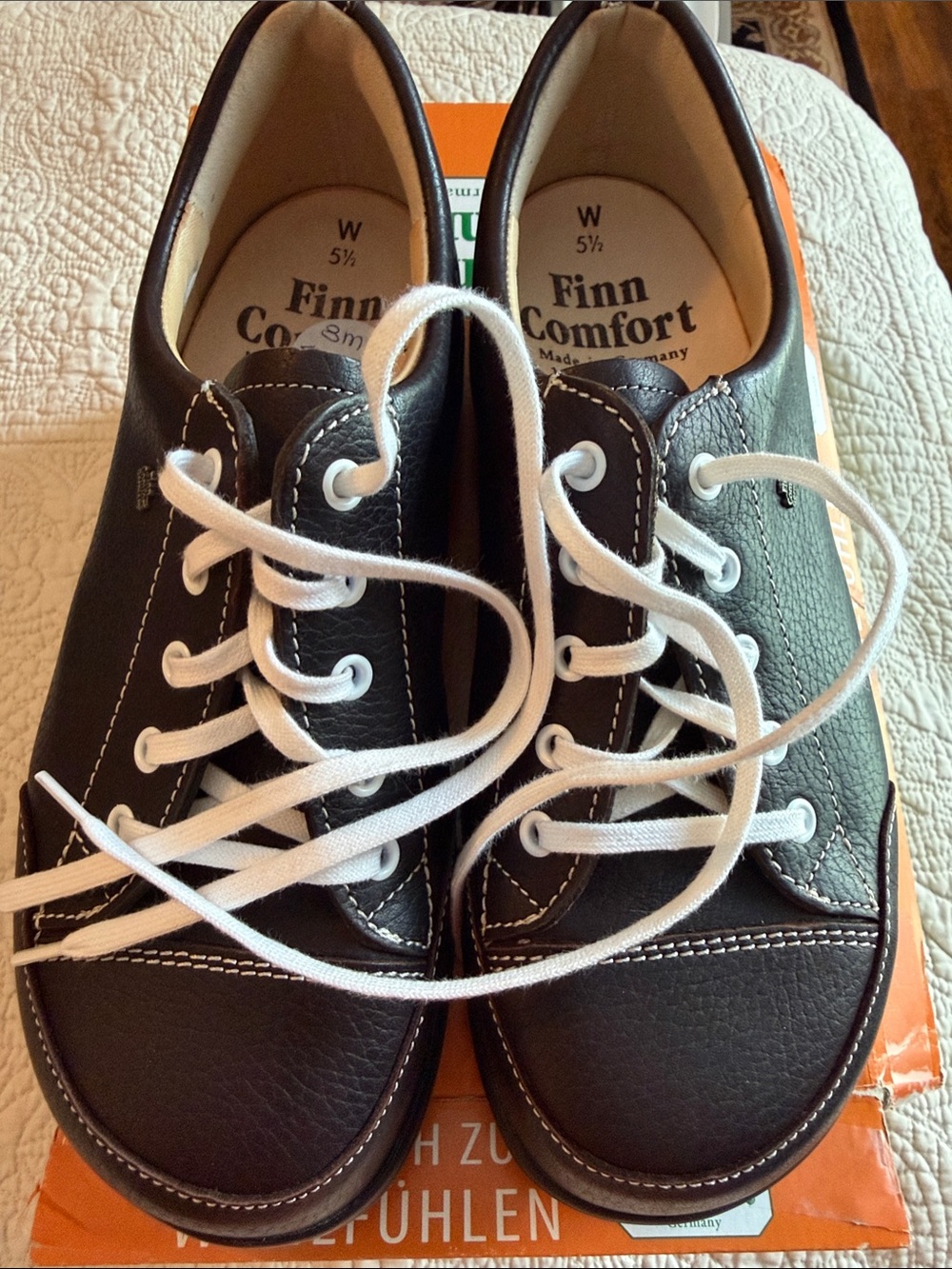 New Women’s Finn Comfort Dark Brown Leather with White Laces NIB US Sz. 8